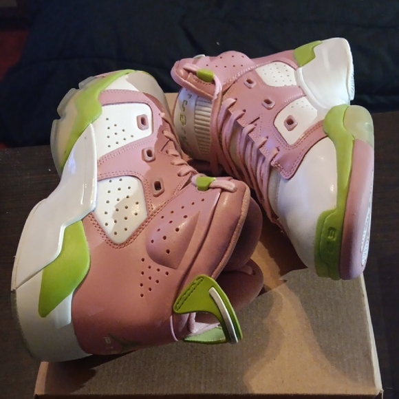 Jordan 6-17-23 (GS) Elemental Pink and Vivid Green Mens 7Y Girls 8.5 EUC - Picture 7 of 9